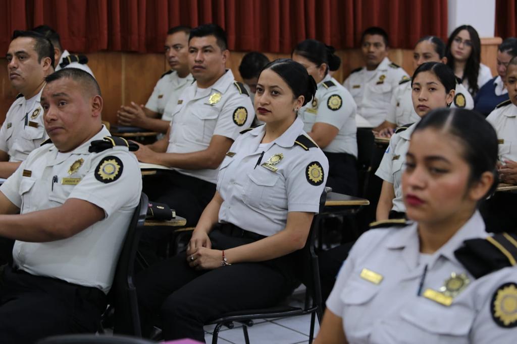 Contraloría General de Cuentas capacita a personal docente de PNC