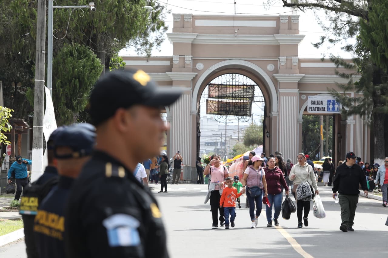 PNC brinda seguridad en cementerios por Día de los Fieles Difuntos ...